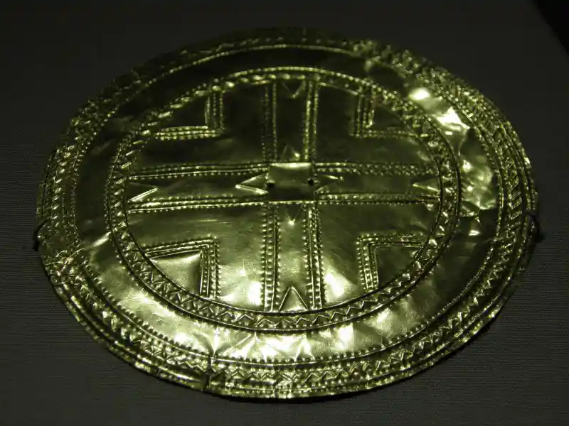 Cross in the middle of zigzag around a circular disc looks like rays of the sun